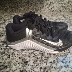Womens Nike Metcon 6 Black and Silver Athletic Shoes Size 9